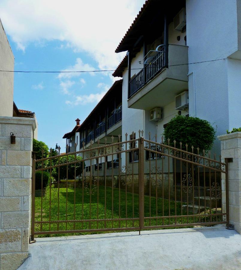 Yannis Apartments Afytos Exterior photo